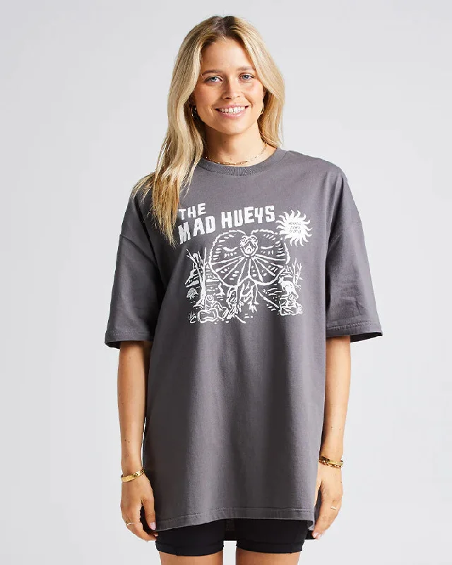 THE MAD HUEYS FRILLS AND SPILLS OVERSIZED TEE